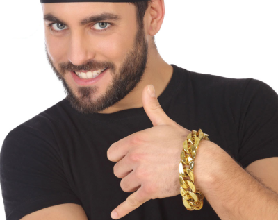 Homem com pulseira dourada grosso no pulso, camiseta preta, gesto hang loose.