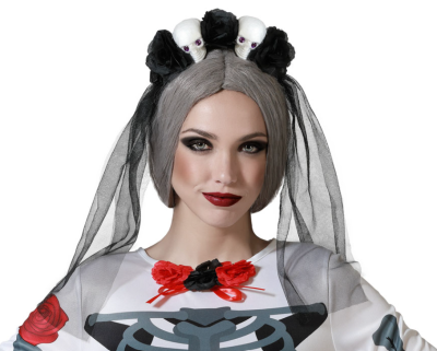 Mulher com peruca cinza e tiara de caveiras e flores com véu preto e camisa de esqueleto