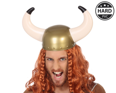 Capacete de viking dourado com chifres brancos em PVC duro, usado por pessoa com cabelo laranja trançado