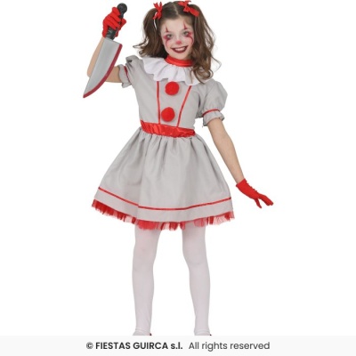 Menina fantasiada de palhaça assustadora com vestido cinza e vermelho e faca de plástico com sangue falso