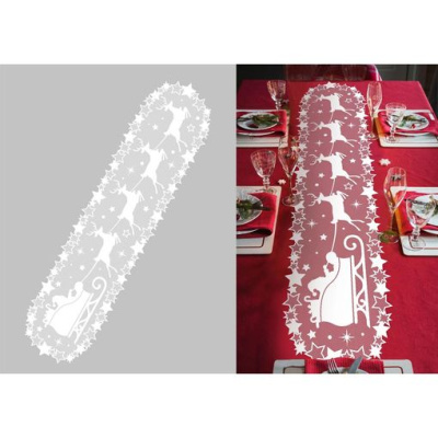 Caminho de mesa branco com gatos e estrelas sobre mesa vermelha com louça