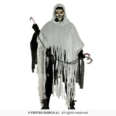 Pessoa com fantasia de Halloween capuz cinzento franjas e maquilhagem de caveira