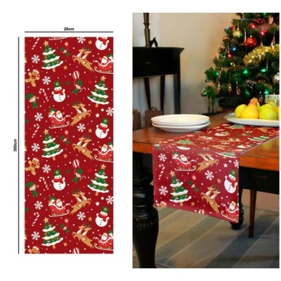 Toalha de mesa vermelha com motivos natalícios e mesa posta junto a árvore de Natal