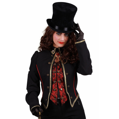 Mulher com chapéu alto preto e casaco preto com detalhes dourados e vermelho