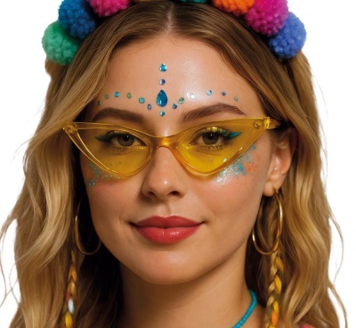 Mulher com óculos de sol amarelos, joias faciais azuis, brincos de argola dourados e tiara colorida