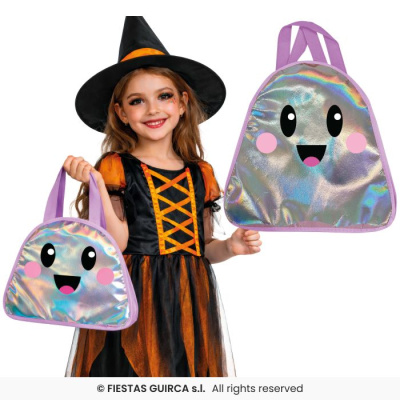 Mochila e bolsa holográficas prateadas com rosto sorridente, seguradas por menina fantasiada de bruxa.