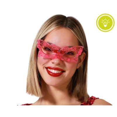 Óculos de sol rosa em forma de borboleta usados por mulher com cabelo loiro curto e fundo branco