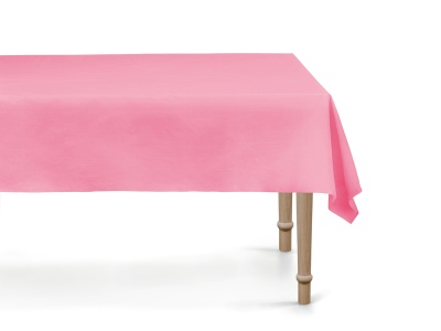 Toalha de mesa rosa sobre mesa de madeira clara