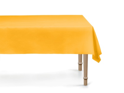 Toalha de mesa amarela lisa sobre mesa com pernas de madeira clara