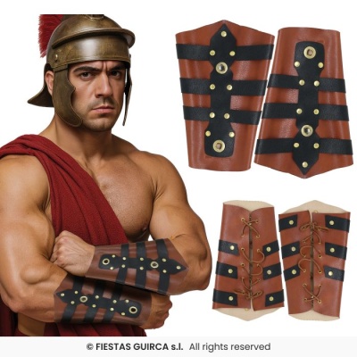 Homem com capacete romano e braçadeiras de pele castanha com tiras pretas e ilhóses metálicos.