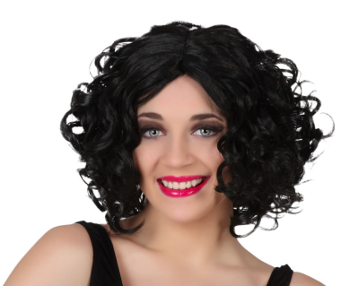 Mulher com peruca negra cacheada e batom rosa