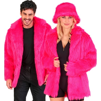 Casal com casacos de pelo sintético rosa, mulher com chapéu do mesmo material.