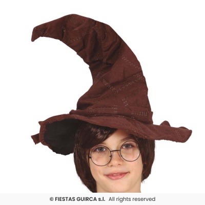 Criança usando chapéu castanho escuro pontudo de tecido