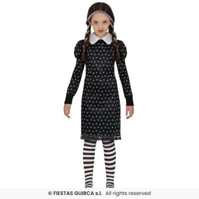 Menina com vestido preto com pequenos padrões brancos e meias riscas pretas e brancas