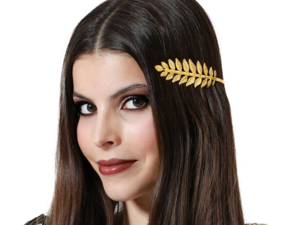 Prenda de cabelo dourada em forma de ramo com folhas no cabelo castanho escuro.