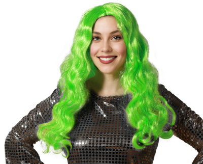 Mulher com peruca verde fluorescente e camisa preta com pontos brilhantes