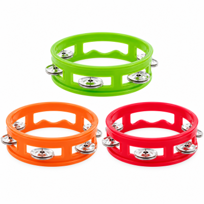 Três pandeiretas de plástico colorido verde, laranja, vermelho com franjas metálicas numa composição sobre fundo branco