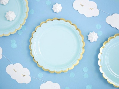 Pratos de papel azul claro com borda dourada e decoração de nuvens e suspiros brancos