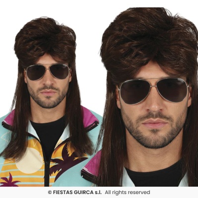 Homem com peruca mullet castanha, óculos aviador e casaco colorido com palmeiras