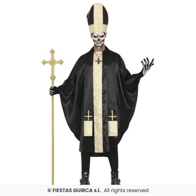 Fato de sacerdote preto com detalhes brancos e cruz dourada, capa fluida, luvas de esqueleto e chapéu alto, modelo com maquilhagem de caveira.