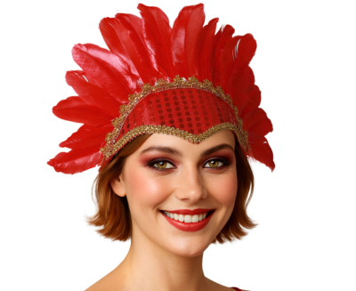 Mulher com tiara vermelha de penas e bordados dourados