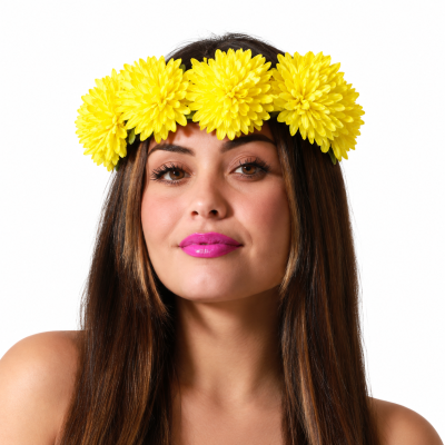 Mulher com coroa de flores amarelas artificiais num fundo branco