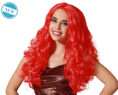Mulher com peruca vermelha longa e ondulada e vestido preto com bolinhas vermelhas