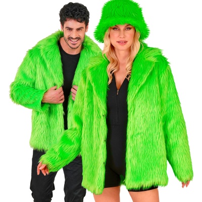 Casal com casacos e chapéu felpudo verde fluorescente em fundo branco