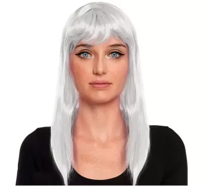Mulher com peruca branca lisa e franja, fundo branco