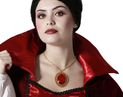 Colar dourado com pedra vermelha em traje vermelho brilhante