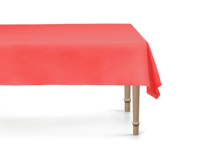 Toalha de mesa retangular vermelha sobre mesa de madeira