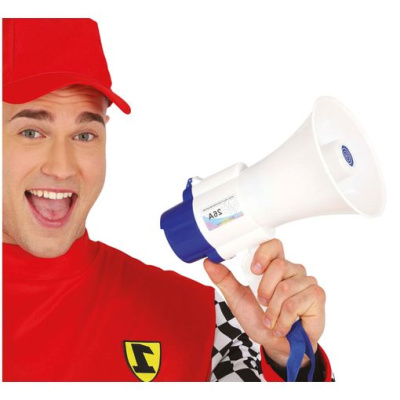 Homem com boné vermelho e t-shirt de corrida segurando megafone
