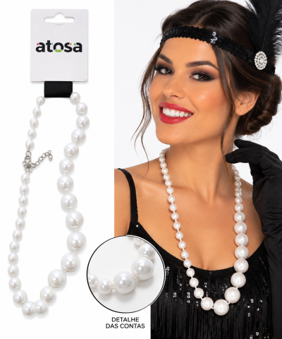 Colar de contas tipo pérola branco e modelo a usar o colar com roupas pretas