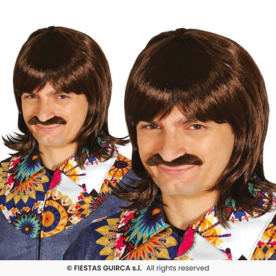 Duas pessoas com perucas castanhas e bigodes usam camisas coloridas com padrões geométricos.