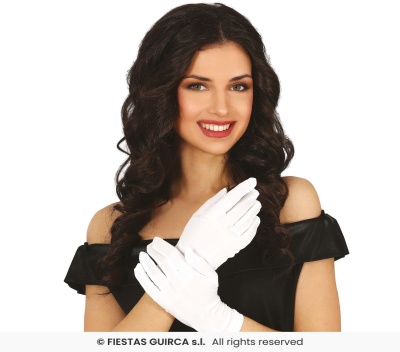 Mulher com luvas brancas e vestido preto