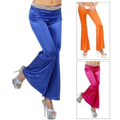 Calças brilhantes azul, laranja e rosa com salto alto