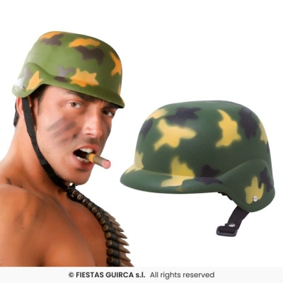 Capacete militar camuflado verde, amarelo e preto com tira preta, com homem pintado ao lado
