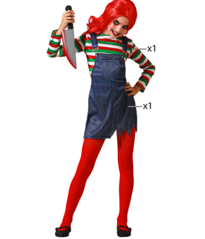 Criança com fantasia de jardineira azul e t-shirt às riscas, collants vermelhos e peruca vermelha, segurando faca falsa.