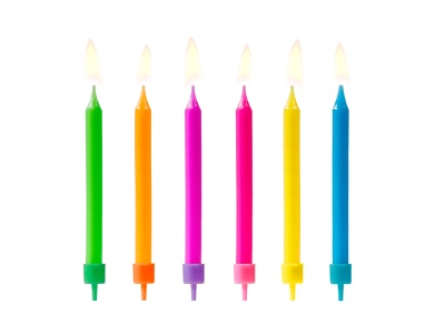 Seis velas coloridas acesas com suportes de plástico