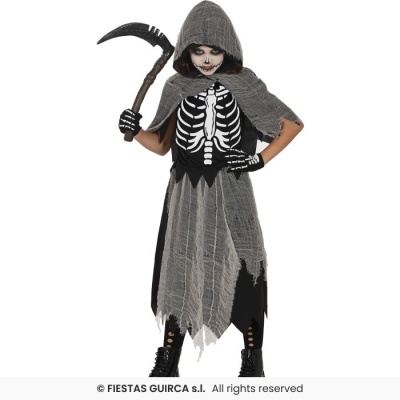 Criança vestida com fantasia de caveira e capuz segurando foice