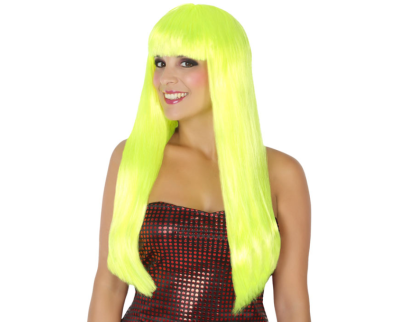 Mulher com peruca longa amarela fluorescente e vestido com padrão de pontos vermelhos