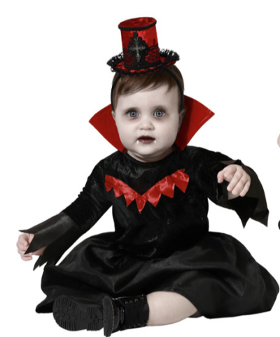 Bebé fantasiado com roupa preta e vermelha de vampiro sentada.