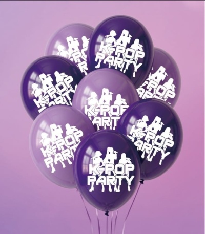 Balões roxos e lilás com texto branco K-POP PARTY e silhuetas de pessoas