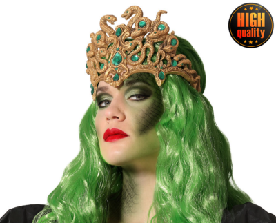Pessoa com cabelo verde, coroa dourada e maquiagem de escamas