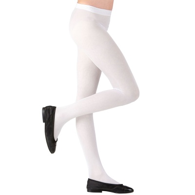 Leggings brancas elásticas com sapatos pretos brilhantes