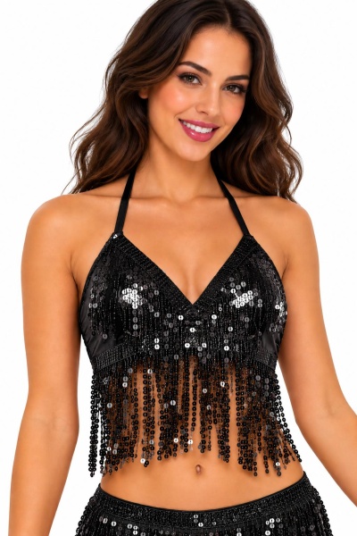 Top preto com lantejoulas e franjas usado por mulher