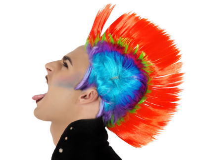 Pessoa com penteado moicano colorido em perfil sobre fundo branco