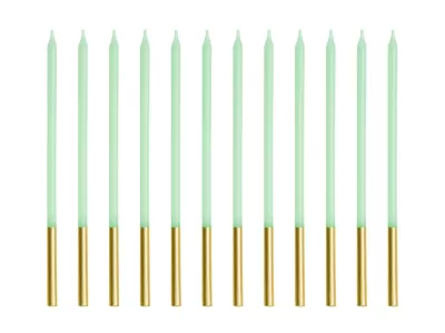 Doze velas verdes com base dourada em fila