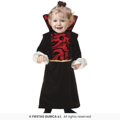 Criança com fantasia de vampiro preta e vermelha