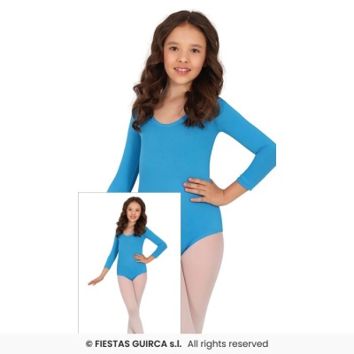 Menina de collant azul e collants rosa em fundo branco